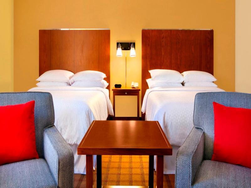 Four Points By Sheraton Victoria Gateway Лангфорд Екстериор снимка