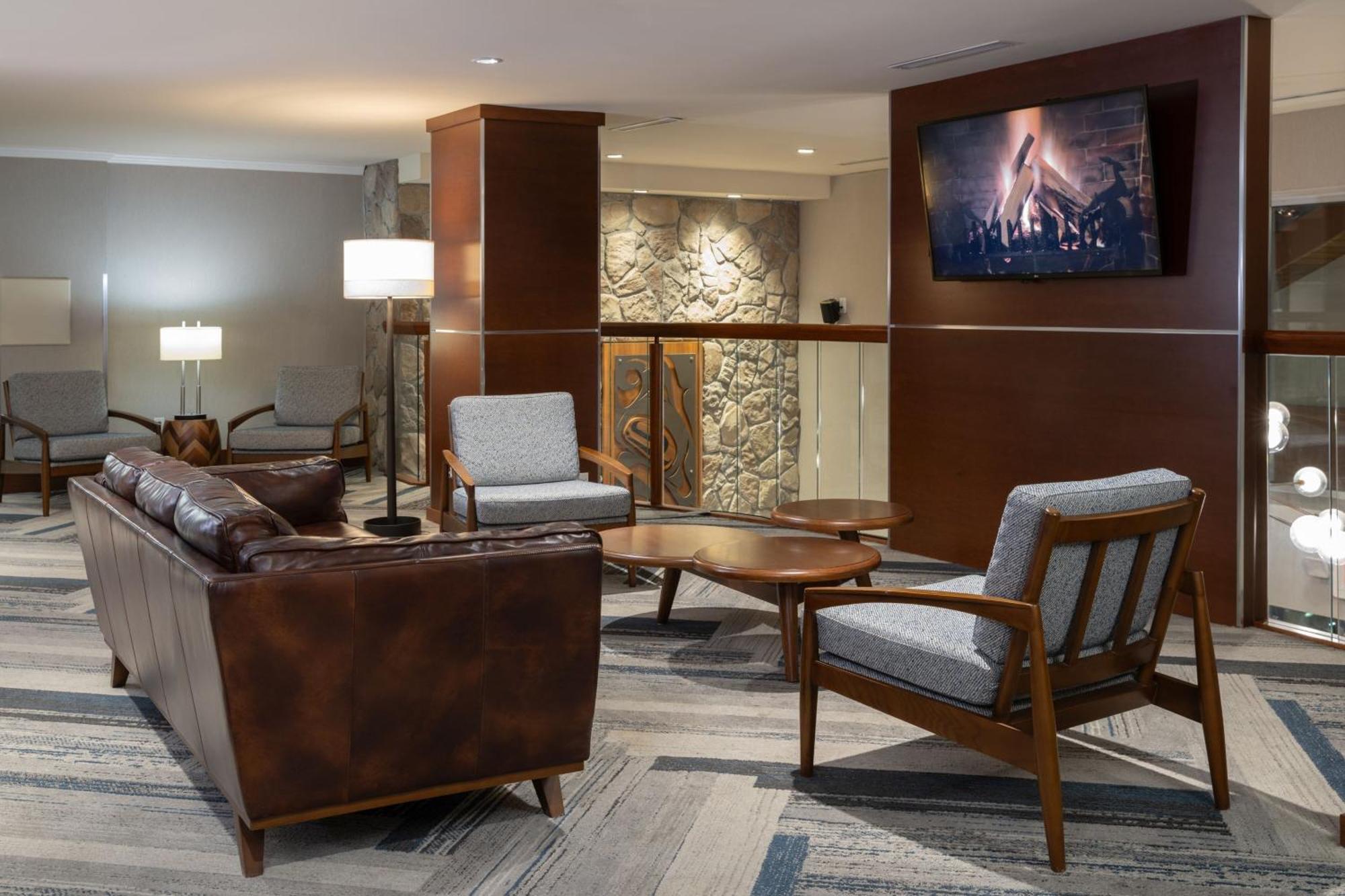 Four Points By Sheraton Victoria Gateway Лангфорд Екстериор снимка