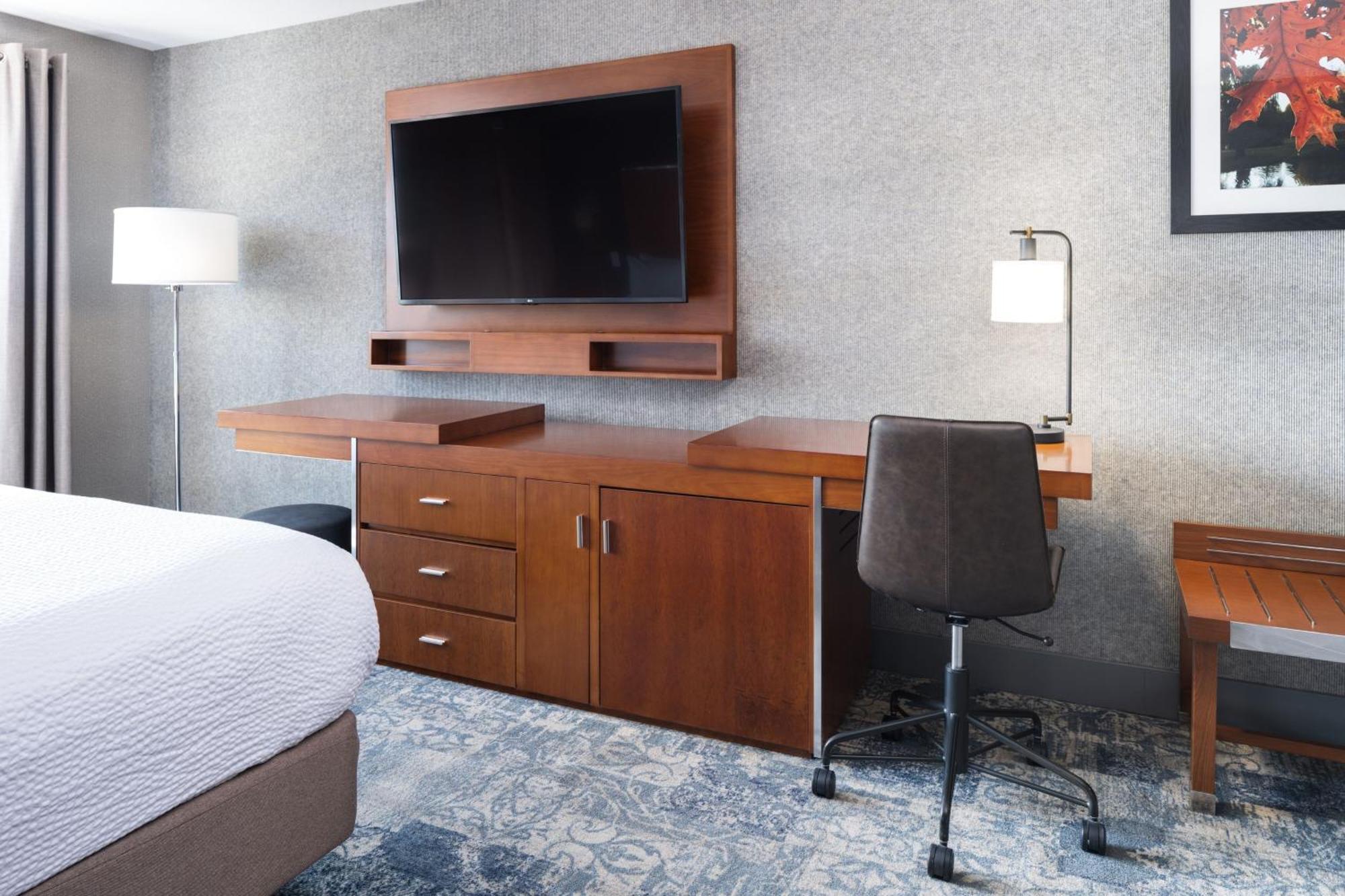 Four Points By Sheraton Victoria Gateway Лангфорд Екстериор снимка
